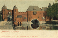 12783 Gezicht op de Koppelpoort en de Eem te Amersfoort vanaf de Grote Koppel uit het noordwesten.